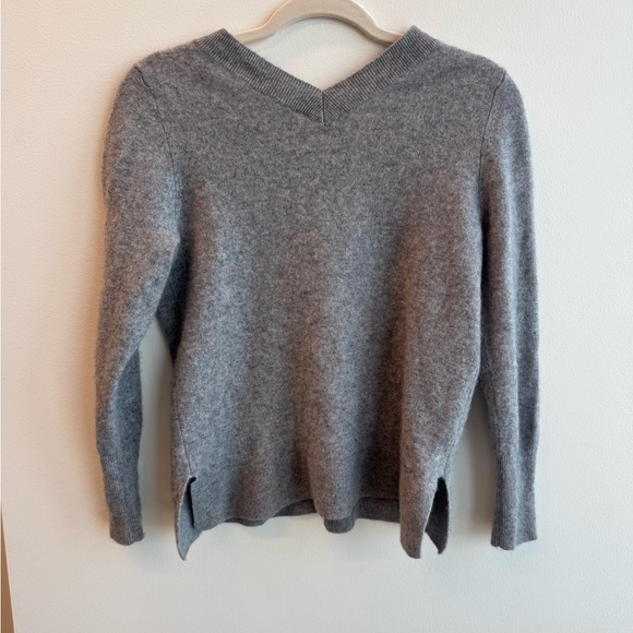 Halogen 100% Cashmere Heather Gray V-Neck Women's Sweater - Picture 4 of 5